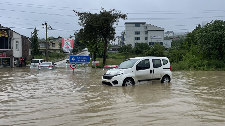 Samsun'da sağanak hayatı felç etti: Yollar göle döndü
