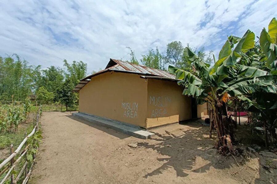 Manipur'un Kwakta bölgesinde, "Müslüman bölgesi" olarak etiketlenmiş bir Müslüman Meitei evi.