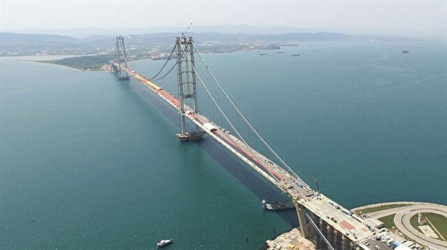 Türkiye’nin en büyük şehri İstanbul ile en büyük üçüncü şehri İzmir’i birbirine bağlayan Osmangazi Köprüsü, 2016’dan itibaren hizmet vermeye devam ediyor. 