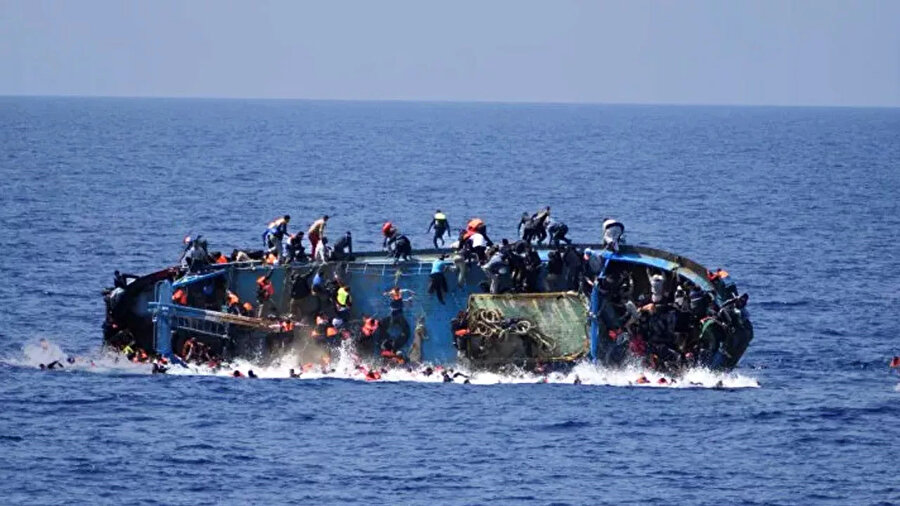 Yunanistan'ın Mora Yarımadası açıklarında mültecileri taşıyan gemi battı