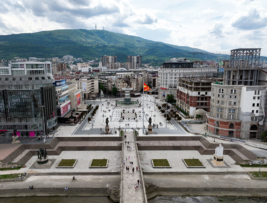 Vardar Nehri'nin iki yakasında uzanan bir şehir: Üsküp