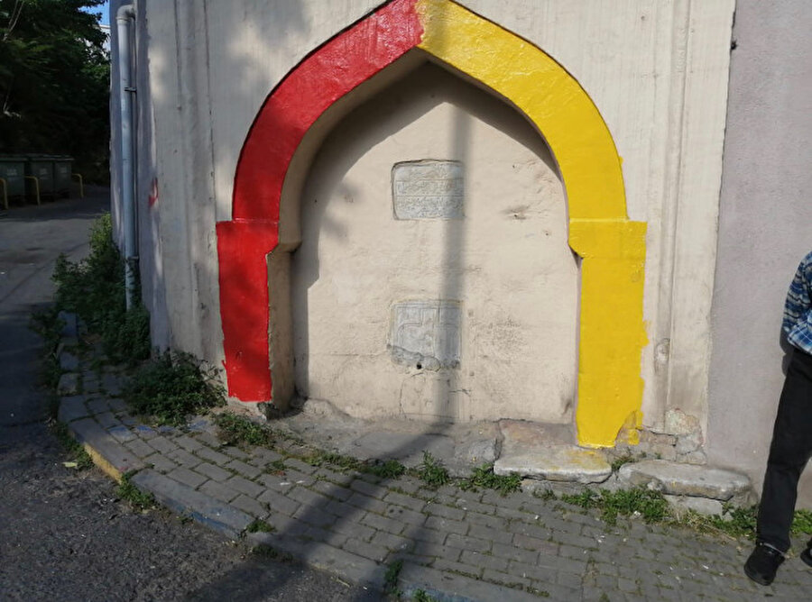 Tam 200 yıllık: Tarihi çeşmeyi sarı kırmızı renge boyadılar