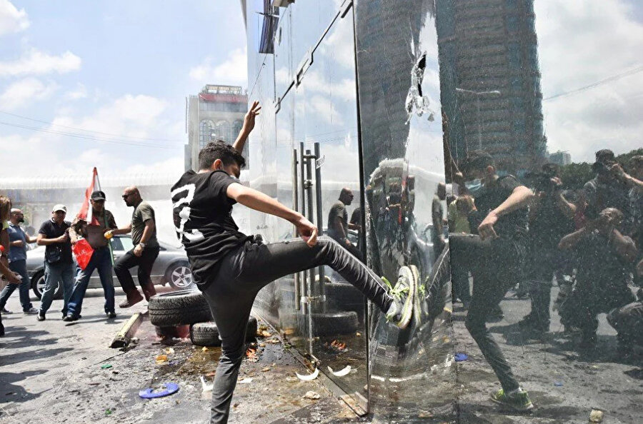 Gösterinin şiddete ve bankalara zarar vermeye dönüşmesi üzerine güvenlik güçleri olaya müdahale etti.