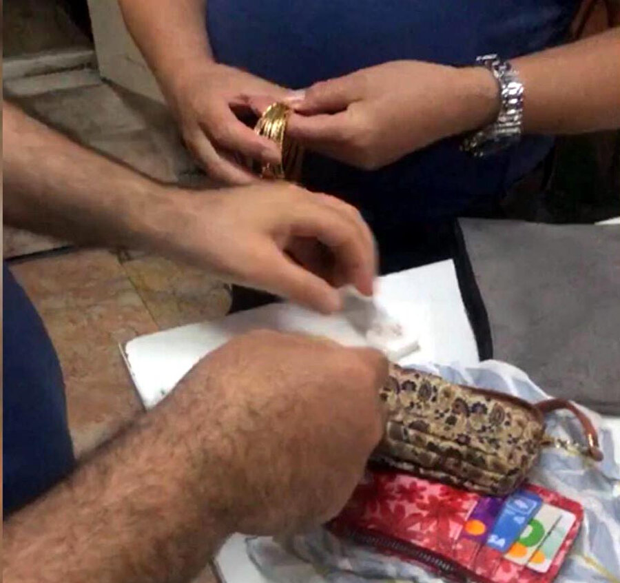 Mesire alanında altın ve para dolu çanta buldu: Sahibine ulaştırdı