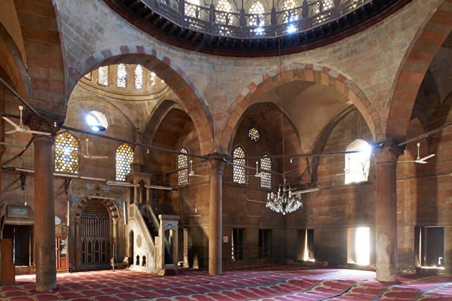 Melike Safiye Camii'nin iç görünümü ve solda kıble duvarı bulunmaktadır.