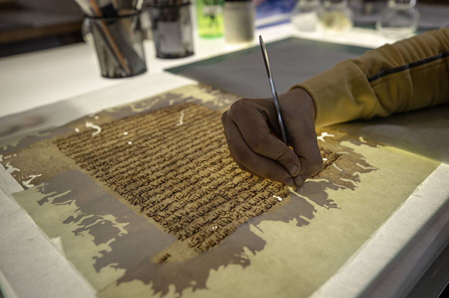 Merkezdeki uzmanlar, Mescid-i Aksâ'da muhafaza edilen, zamanla bazı tahribatlara uğramış kıymetli el yazmalarını itinayla restore ediyor.