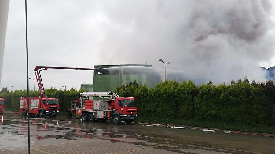 İzmir'de yıldırım düşen fabrikada yangın çıktı