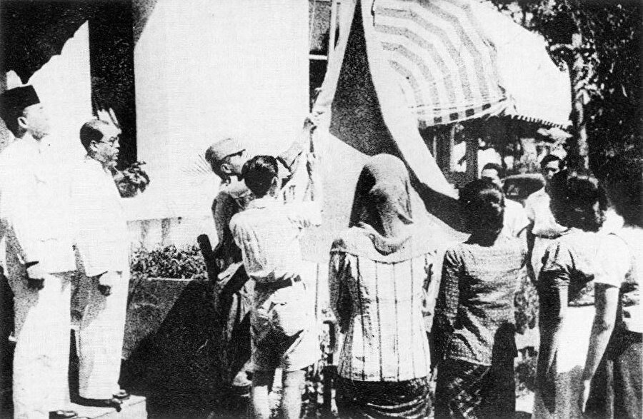 Endonezya, Japonya'nın II. Dünya Savaşı'nda müttefiklere teslim olmayı kabul etmesinden iki gün sonra, 17 Ağustos 1945'te bağımsızlığını ilân etmişti.