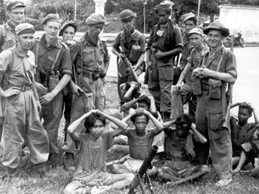 Hollanda Kraliyet Doğu Hint Ordusu, 1946 ile 1947 yılları arasında Güney Sulawesi ve Batı Java'da cinayetlere ve yargısız infazlara yol açan şiddetli isyan karşıtı operasyonlar yürütmüştü. Tarihçiler, Güney Sulawesi katliamındaki ölümlerin 1.500 ila 40.000 arasında değiştiğini tahmin ederken, yetkililer yalnızca Batı Java'nın Rawagede köyünde yaklaşık 500 kişinin öldürüldüğünü söylemişlerdi.