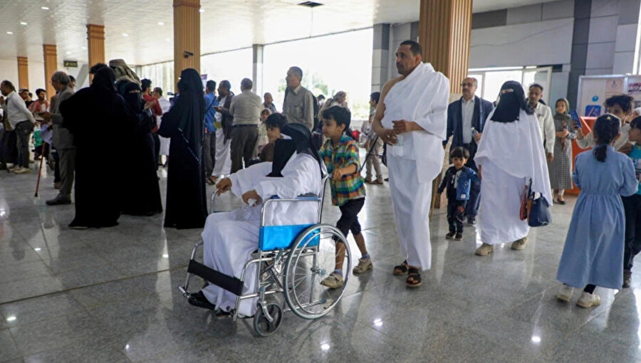 Yemenli Müslümanlar, 17 Haziran 2023'te Hac ziyareti için Mekke'ye giden uçağa binmek üzere San'a Uluslararası Havalimanı'nda bekliyorlar.