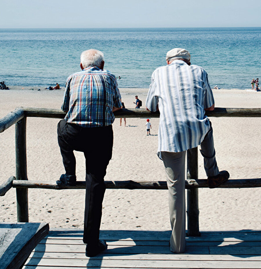 Dünür; bağlayıcı, ilikleyici, bir araya getirici, birleştirici anlamını taşıyor.