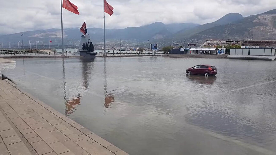 İskenderun'da kıyı şeridi yine su altında kaldı