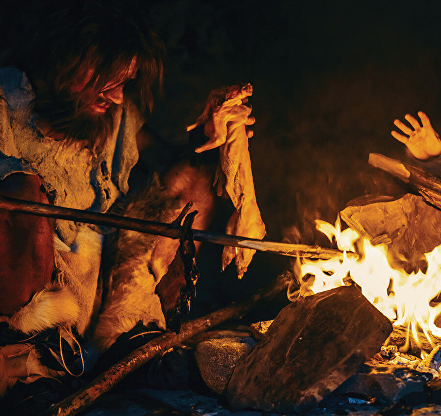Yemek yeme şeklimiz bizi hayvanlardan ayırır. Hayvanlar acıktığı an içgüdüsel olarak yerken biz bunu bir ritüele dönüştürürüz. Ne kadar aç olsak da hapır hupur yemeyi kendimize yakıştırmaz ve bunu nezaketli bir şey olarak görmeyiz.