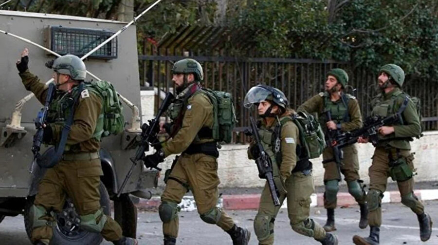 İsrail güçleri Pazartesi günü erken saatlerde iki Filistinliyi tutuklamak için Cenin kentine baskın düzenleyerek yerel halkla çatışmalara neden oldu.
