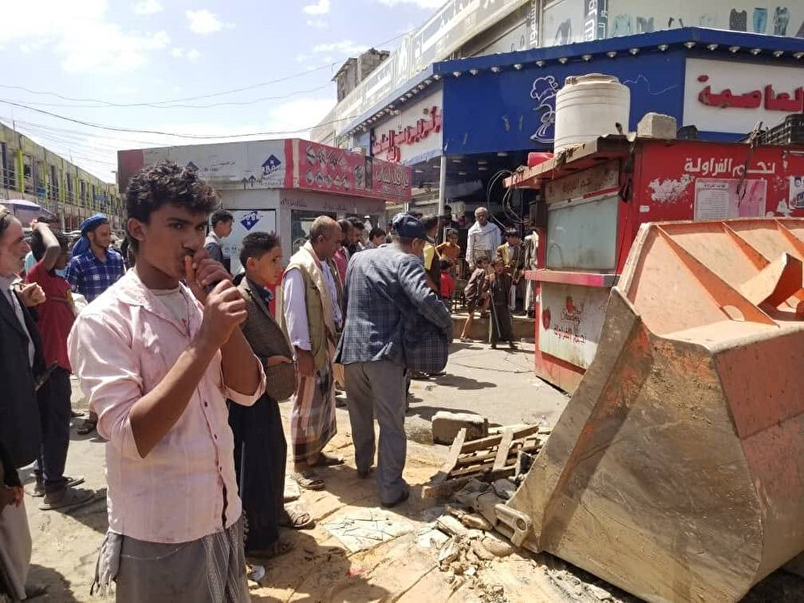 Husiler, temizlik ve trafik sıkışıklığını önleme bahanesiyle başkent San'a’nın kuzeydoğusundaki bir pazarı yıktı.