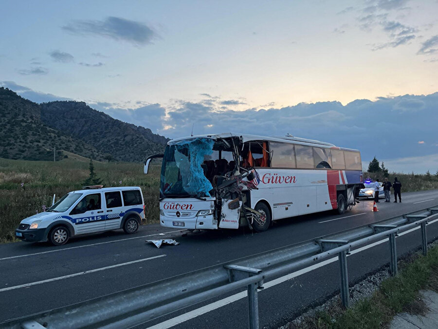 Denizli'de TIR ile yolcu otobüsü çarpıştı, iki kişi öldü, 20 kişi yaralandı