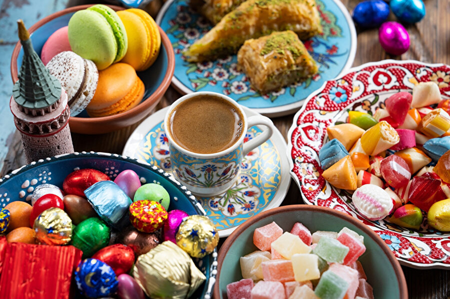 Bayram tatlıları ve Türk kahvesi.