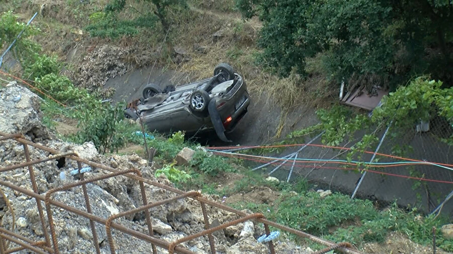 Kartal'da otomobil su kanalına uçtu: Bir yaralı