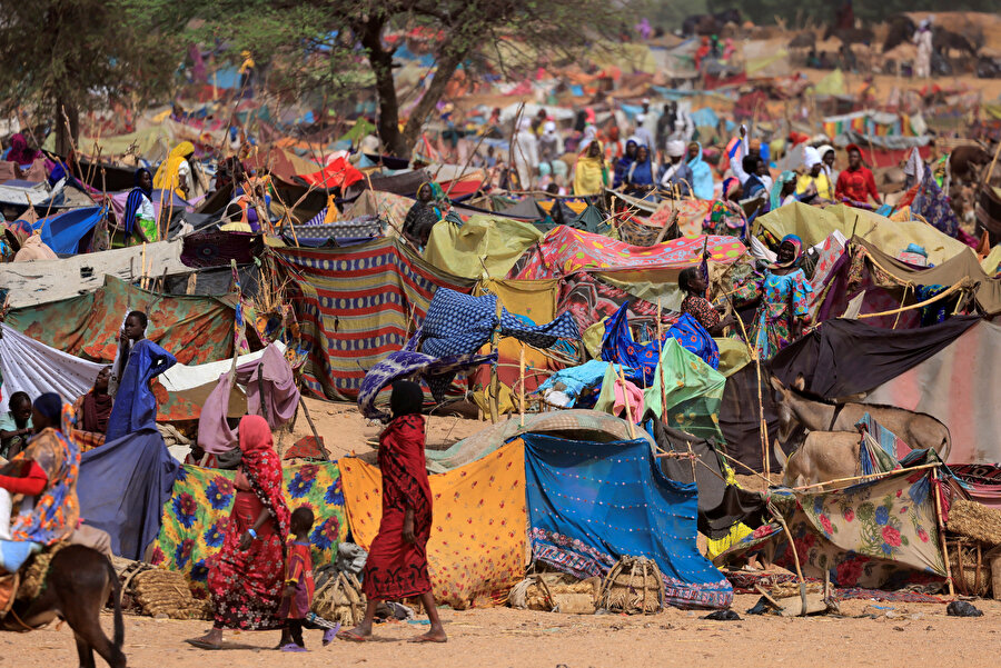  Birleşmiş Milletler Mülteciler Yüksek Komiserliği, Sudan'da yaşanan iç çatışmalarda şu ana kadar 500 bin kişinin Sudan’ı terk ettiğini ve 2 milyon kişinin de yerinden edildiğini açıkladı. 