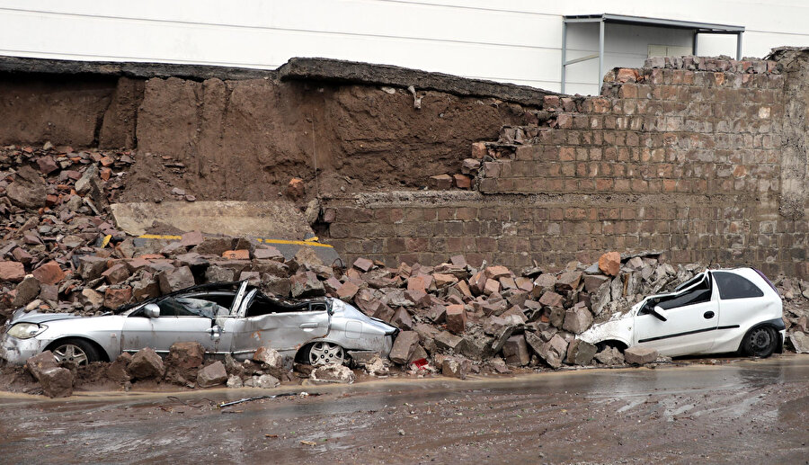Yıkılan istinat duvarı üç aracın üstüne çöktü