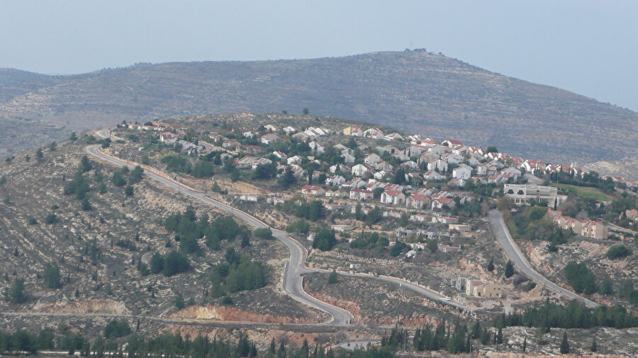 İsrail bu ayın başlarında, işgal altındaki Batı Şeria'da inşa edilecek 4000'den fazla yerleşim birimine onay verdi. Başbakanlık ofisinden yapılan açıklamada, planlaması hızlandırılan 1000 evin bu 4000 evin bir parçası olup olmadığı belirtilmedi.