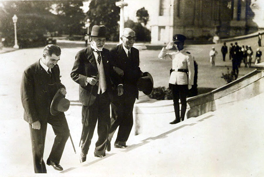 Ahmet İhsan, Abdülhak Hamid ve Hasan Ali Yücel ile Mecliste.