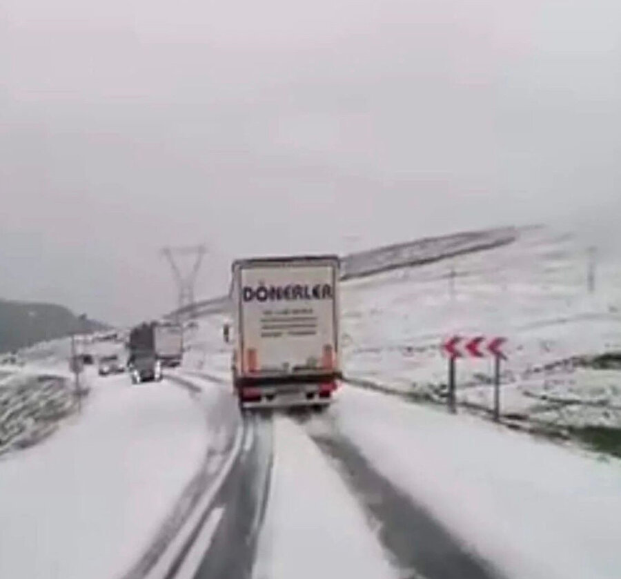 Sahara Geçidi'ne Haziran'da kar yağdı, sürücüler zor anlar yaşadı