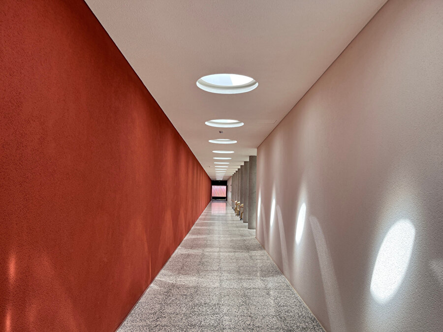 Balçova Cemevi’nin yol erkanı kavramını simgeleyen, gün ışığını içeri alan tepe ışıklıklara sahip koridoru 