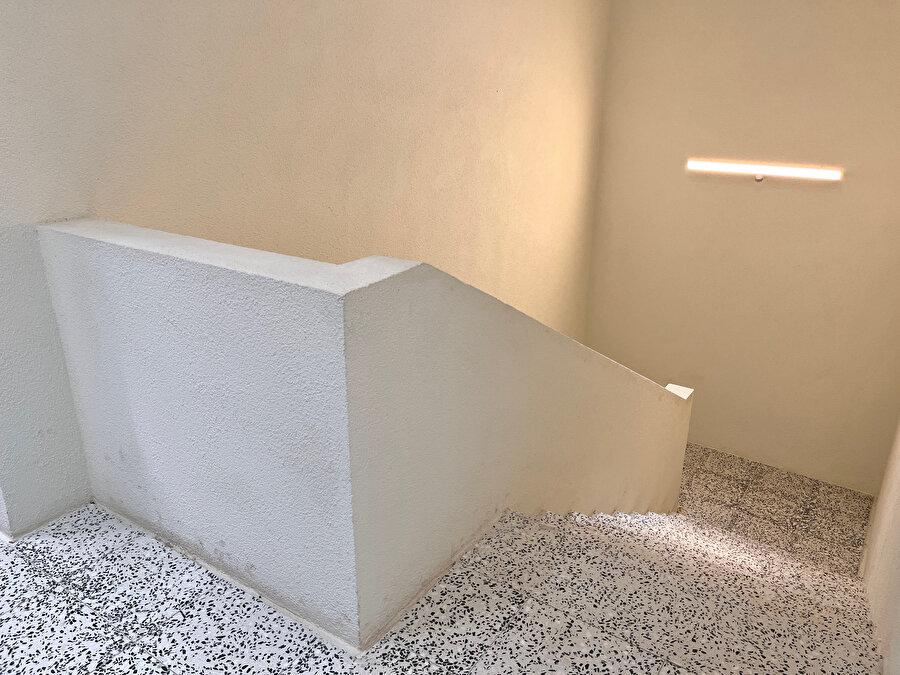 Balçova Cemevi’nin bodrum katına inen merdiveni