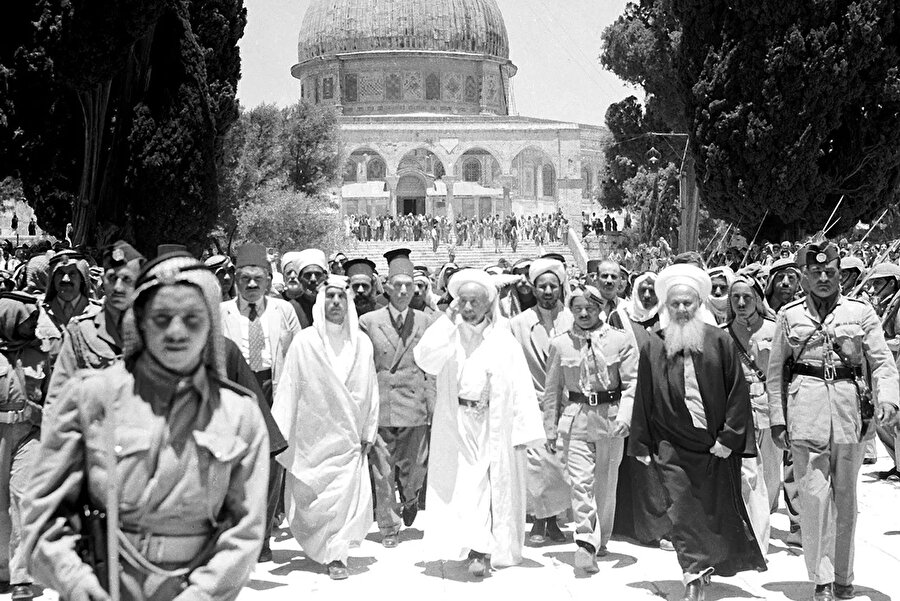 Ürdün Kralı I. Abdullah (ortada), Kubbetü's-Sahra'nın önünde, 17 Haziran 1948.
