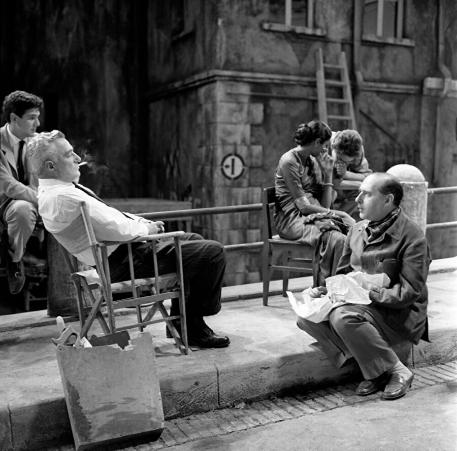 Dünya savaşlarının ardından Rosselini, De Sica gibi İtalyan yeni gerçekçi yönetmenler savaş ve sonrasında yaşananları büyük bir ustalıkla nasıl anlatılacağını göstermişlerdir.