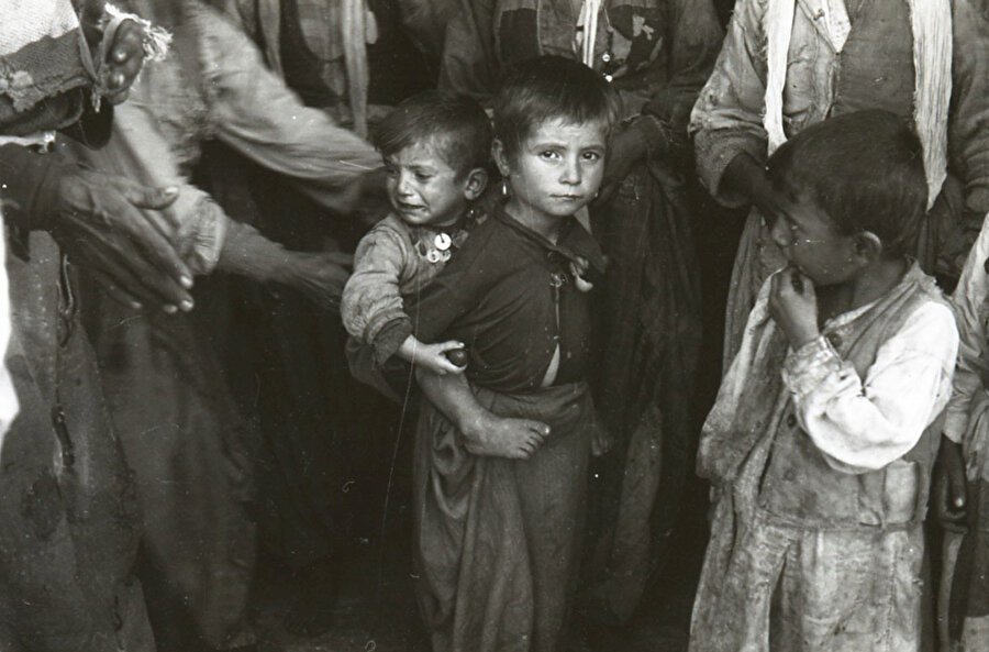 Çamerya'daki Yunan soykırımından sonra binlerce çocuk ailesiz; yüzlerce aile de çocuksuz kalmıştı.