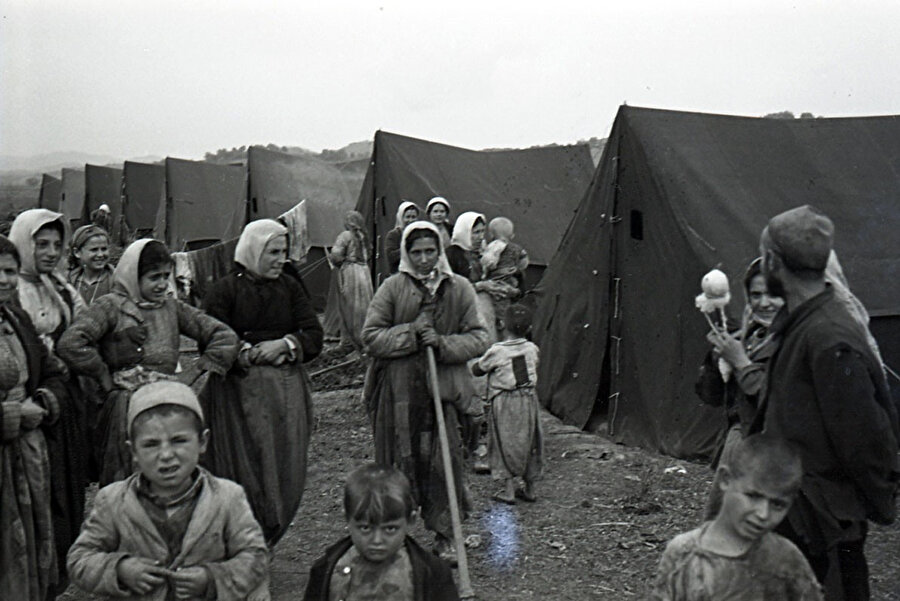 Kavalye/Tiran'daki Çamelyalı mültecilerden oluşan bir çadır kampı, Mart 1945.