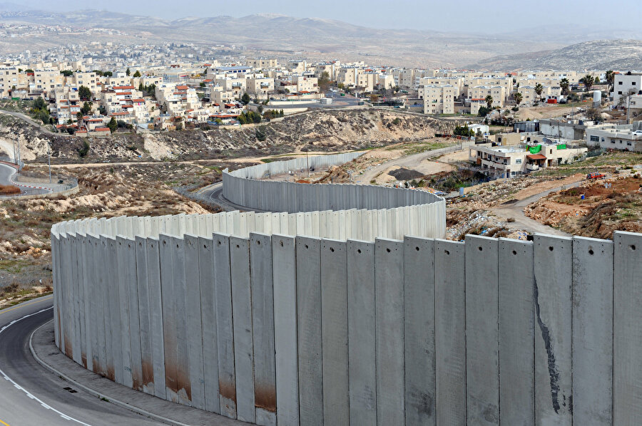 Ayrım Duvarı, Batı Şeria'daki 3 milyona yakın Filistinlinin Doğu Kudüs'e geçişini engelliyor.