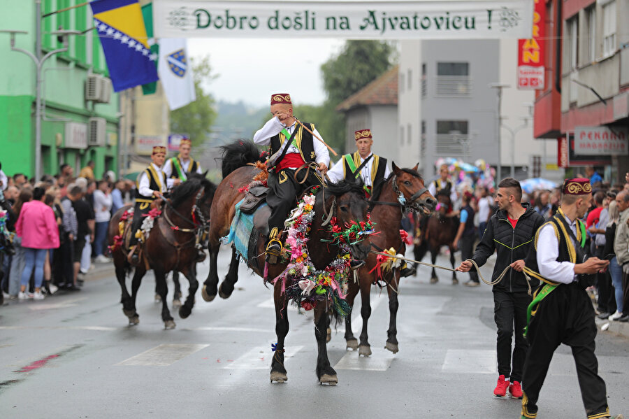 Bosna Hersek’in dört bir yanındaki Müslüman Boşnaklar, geleneksel kıyafetlerini giyip, ellerindeki yeşil zeminli ay-yıldız sancaklar eşliğinde, süsledikleri atlarıyla şenliklere katıldılar.