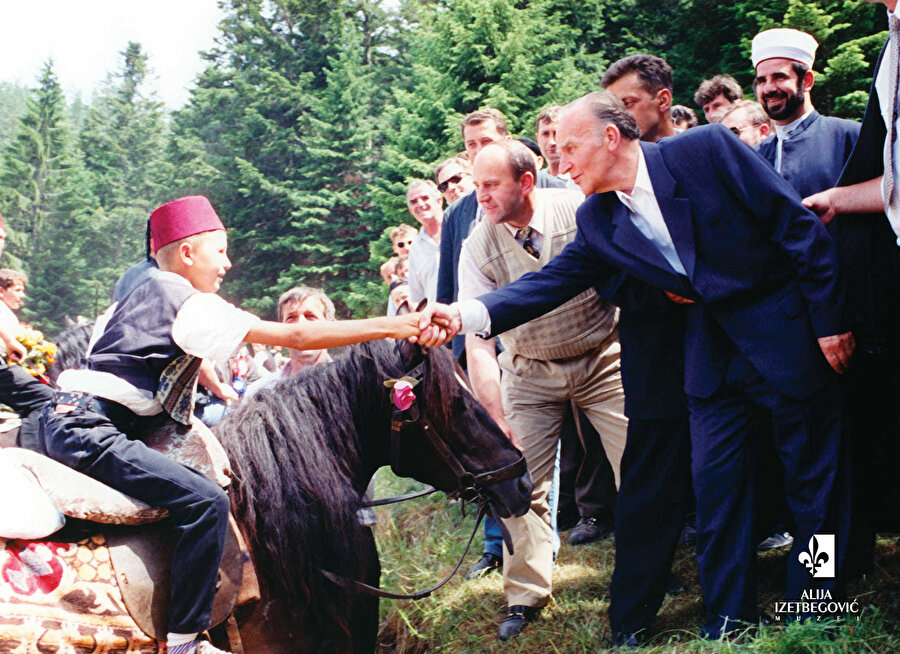 1997'deki Ayvaz Dede Şenliklerine, Aliya İzzetbegoviç de katılmıştı.