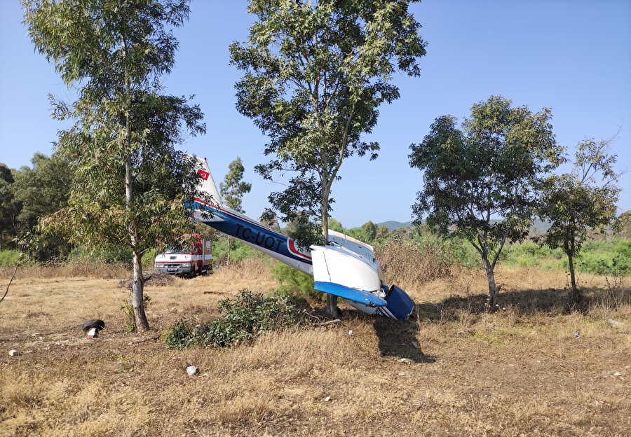 İzmir'de eğitim uçağı boş araziye düştü