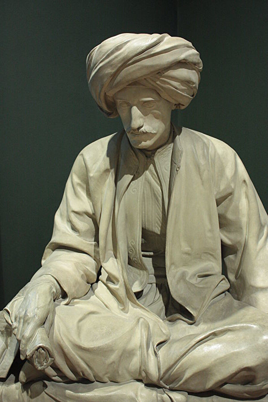 Osmanlı kıyafetleri içerisinde heykelleştirilen Edward William Lane.