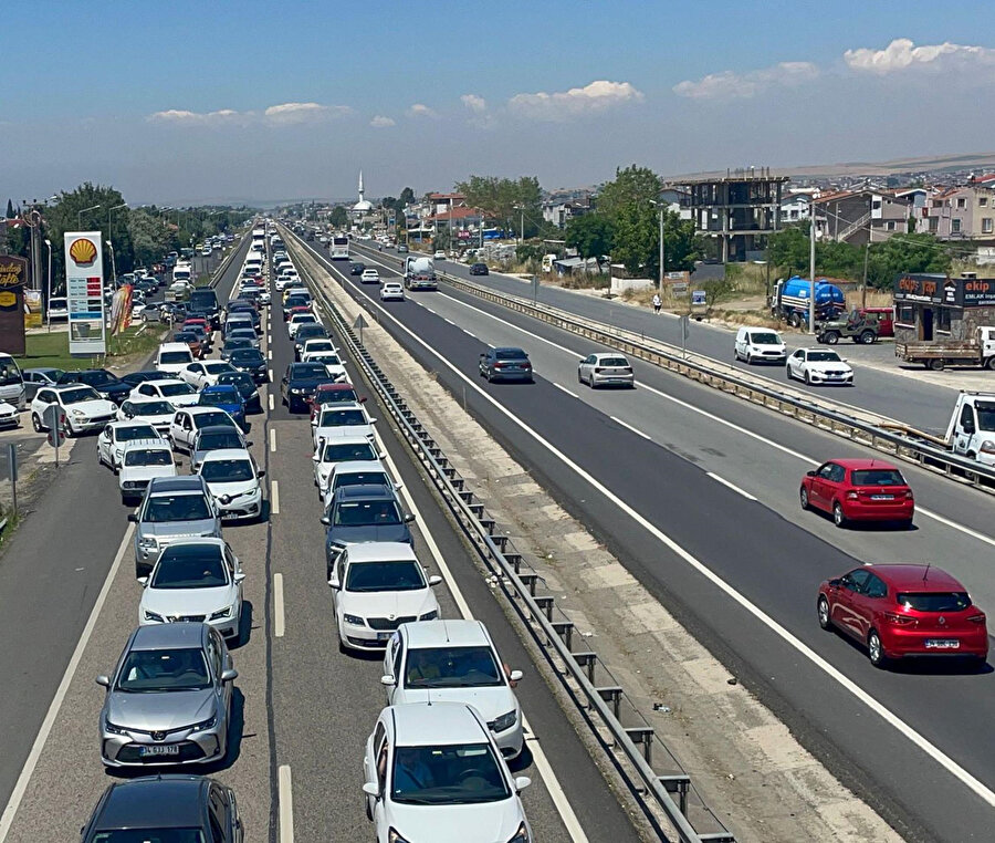 Trakya'dan gelen tatilciler İstanbul girişini tıkadı: Araç kuyruğu 4 kilometreyi buldu
