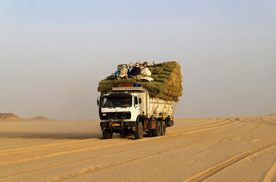 Tuareg tüccarları, Nijer'in kuzeyindeki Aïr Dağlarının verimli eteklerine yerleşip çiftçilik yapmak için yavaş yavaş göçebe yaşam tarzlarından vazgeçmişler.