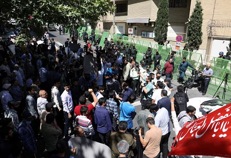 İnsanlar, bir kişinin Stockholm'de Kurân'ın bir nüshasını yakmasını protesto etmek için Tahran'daki İsveç Büyükelçiliği önünde toplandı.