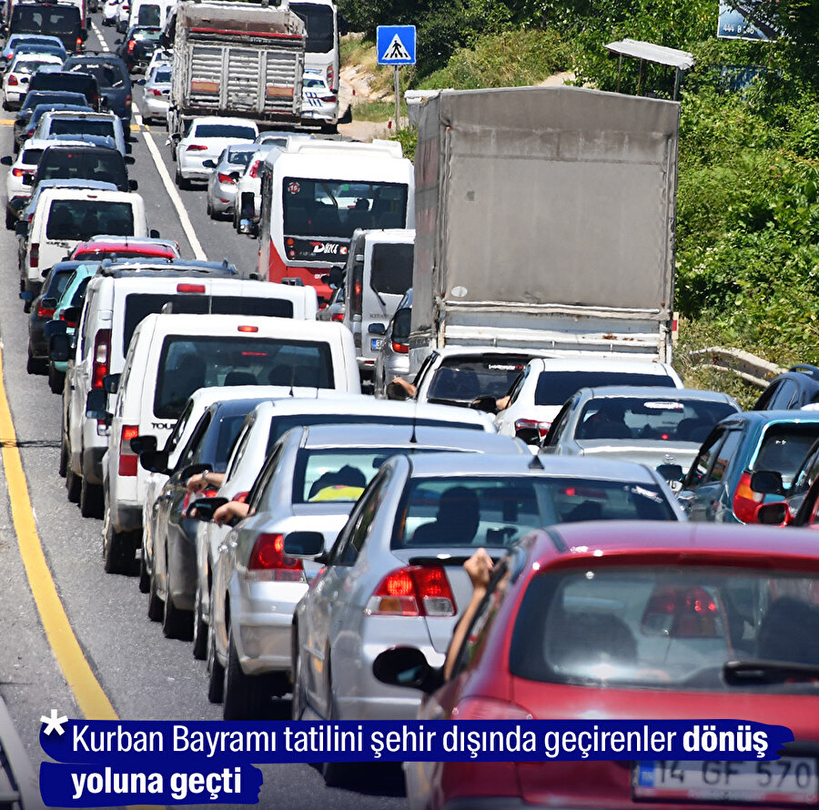 Tatil dönüşünde pek çok noktada trafik yoğunluğu yaşanıyor