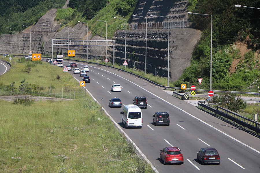 Dönüş yolunda Bolu Dağı geçişinde akıcı yoğunluk