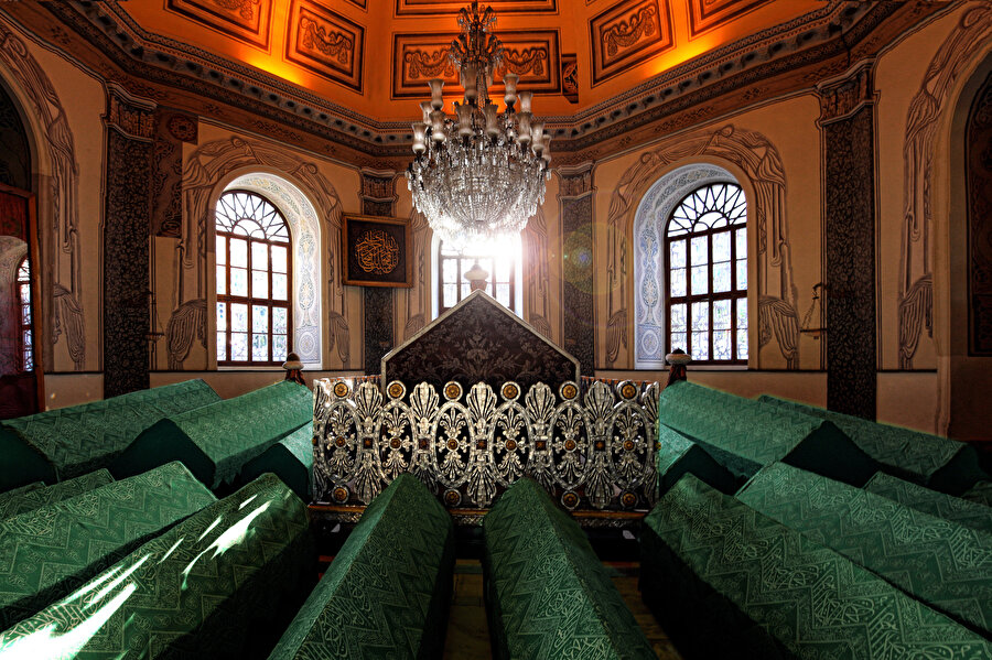 Allah’ın rızasını gaye edinmiş sahiplerini sükûnet, tevekkül ve sabır ile bekleyen Firdevs cennetinin yeryüzündeki gölgesi Bursa’dır. Ama hepsinden önce “Kün fe yekün” sırrınca “Ol deyince olduran”ın inayetine mazhar olmak için O’nun rızası gerektir. Ve her şey bir edep ve hürmet ile başlar.
