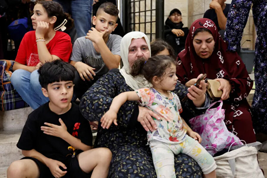 Cenin Mülteci Kampı sakinleri, İsrail işgali altındaki Batı Şeria'daki Cenin'deki İsrail askerî saldırıları sırasında evlerini terk etti.
