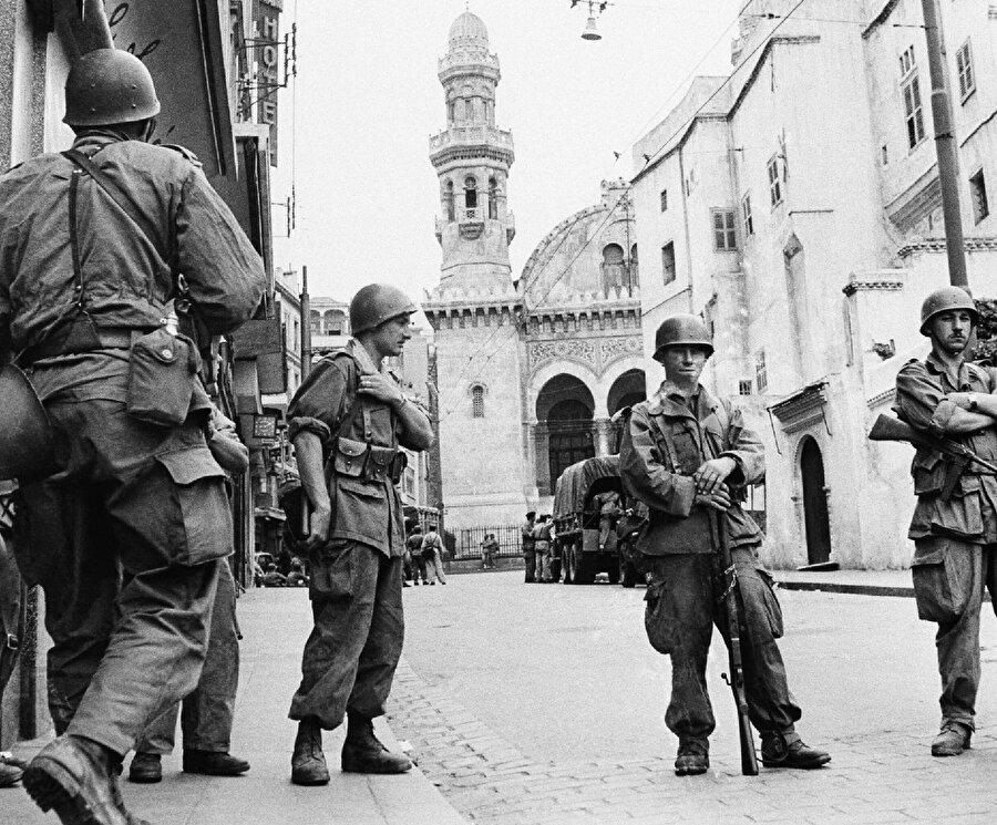 27 Mayıs 1956 tarihli bu fotoğrafta, Fransız birlikleri Cezayir'in 400 yıllık kalabalık Arap mahallesi olan Kasbah'ı mühürlüyor.