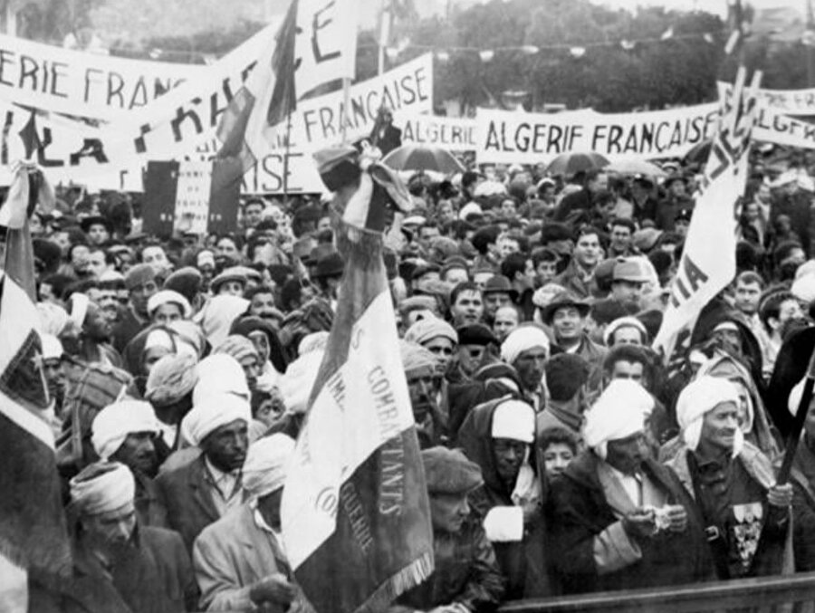 Aralık 1960'ta General De Gaulle'ü karşılamak için Cezayir'de binlerce kişi toplandı.