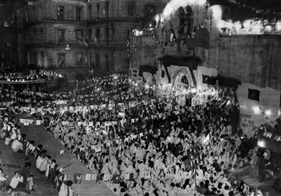 Cezayirliler, Fransa'dan bağımsızlık referandumundan sonra, 2 Temmuz 1962'de Kasbah'ta kutlama yapıyor.