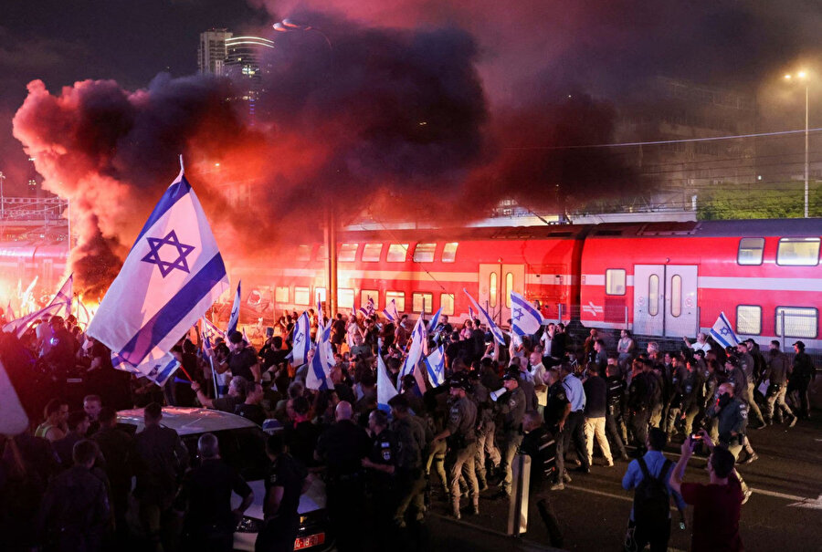 İsrail medyasında yer alan haberlere göre, hükümet karşıtı protesto grupları ülke çapında yaklaşık 30 noktada seferber oldu. 