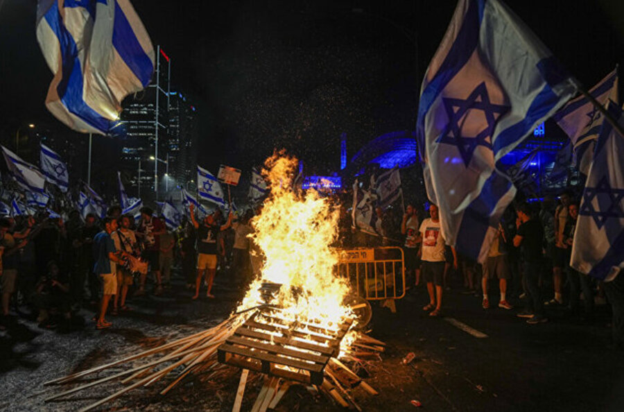  İsrail'de Emniyet Müdürü'nün "siyasî baskı" gerekçesiyle istifası protestoları tetikledi.